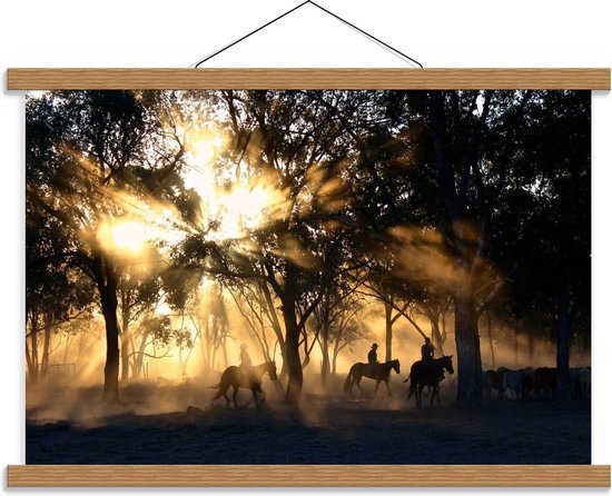 Schoolplaat – Cowboys op Paarden in het Bos - 60x40cm Foto op Textielposter (Wanddecoratie op Schoolplaat)