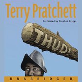 Boekomslag met de titel 'Thud!' van Terry Pratchett, uitgevoerd door Stephen Briggs. Een houten balk met 'THUD!' erop hangt boven een man met een helm.
