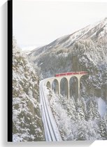 Canvas  - Rode Trein door de Sneeuw en Bergen - 40x60cm Foto op Canvas Schilderij (Wanddecoratie op Canvas)