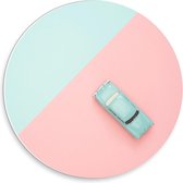 Forex Wandcirkel - Lichtblauwe Auto met Roze en Blauwe Achtergrond - 30x30cm Foto op Wandcirkel (met ophangsysteem)