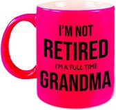 Im not retired im a full time grandma pensioen mok / beker neon roze afscheidscadeau 330 ml