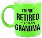 Im not retired im a full time grandma pensioen mok / beker neon groen afscheidscadeau 330 ml