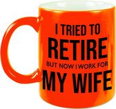 I tried to retire but now I work for my wife mok /beker - 330 ml - neon oranje - kantoorhumor / VUT / pensioen - cadeau collega