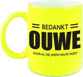 Bedankt ouwe voor de halve inzet pensioen mok / beker neon geel afscheidscadeau 330 ml