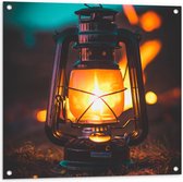 Tuinposter – Brandende Lantaarn - 80x80cm Foto op Tuinposter  (wanddecoratie voor buiten en binnen)