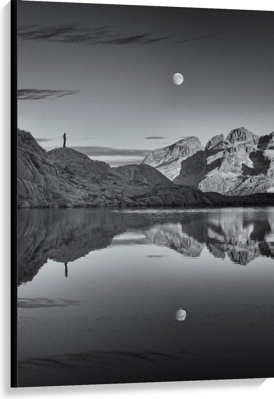 Canvas  - Bergen met Water en Maan (zwart/wit) - 80x120cm Foto op Canvas Schilderij (Wanddecoratie op Canvas)