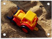 Tuinposter – Rood met Gele Speelgoed Auto in het Zand - 40x30cm Foto op Tuinposter  (wanddecoratie voor buiten en binnen)