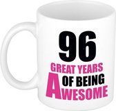 96 great years of being awesome cadeau mok / beker wit en roze
