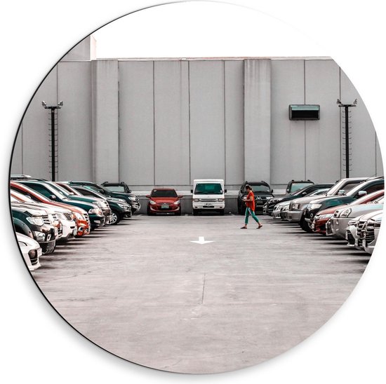 Dibond Wandcirkel - Persoon op Parkeerplaats  - 50x50cm Foto op Aluminium Wandcirkel (met ophangsysteem)