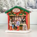 Een kersttafereel van een café met twee mensen aan de bar en een barman.