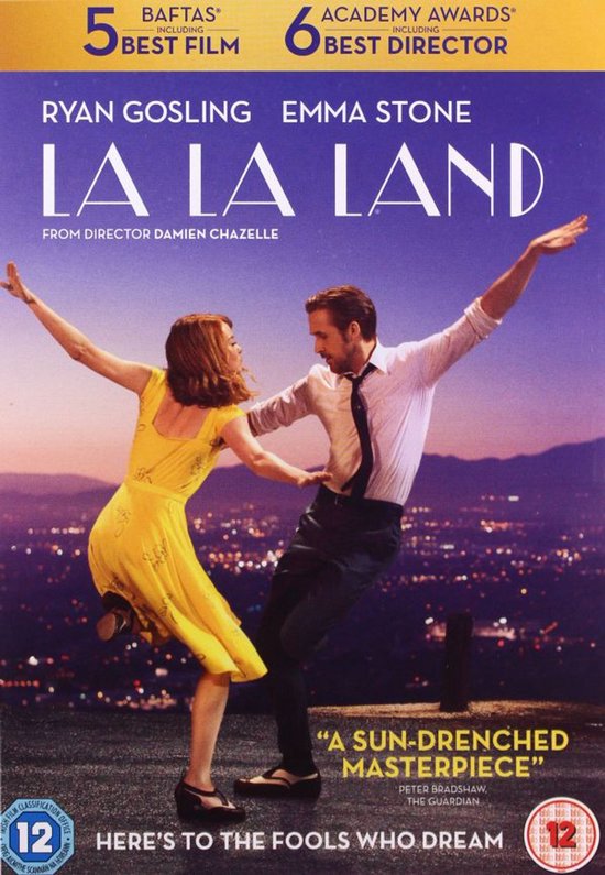 Emma Stone in gele jurk danst met Ryan Gosling in wit hemd en zwarte broek tegen een achtergrond van een zonsondergang en stadslichten.