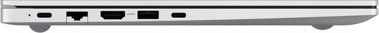 Zijaanzicht van een dunne, zilverkleurige Samsung laptop met een USB-C poort, ethernet poort, HDMI poort en microSD kaartlezer.