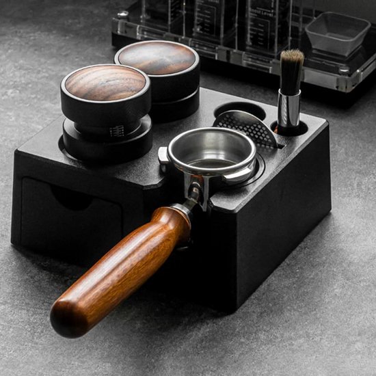 Zwarte barista tamper station met houten tamper en portafilter.