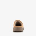 Achterkant van een bruine Skechers pantoffel met horizontale stiksels en bontgevoerde instap.