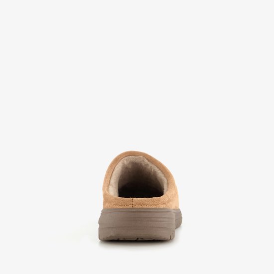 Achterkant van een bruine Skechers pantoffel met horizontale stiksels en bontgevoerde instap.