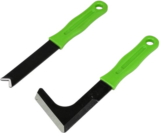 Een gebogen en een rechte schraper met groen handvat, op een witte achtergrond.