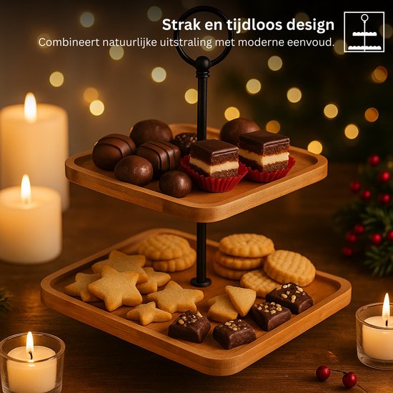 Sfeervolle tweelaags bamboe etagère met diverse chocoladegebakjes en koekjes, verlicht door kaarsen.