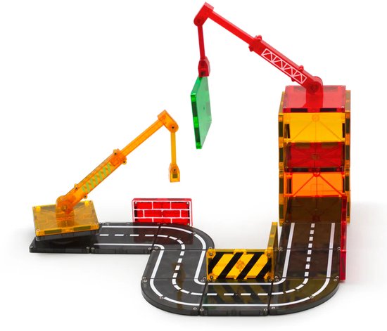 Een constructie van Magna-Tiles met twee hijskranen, wegen, bakstenen en transparante blokken in rood, geel, groen en grijs.