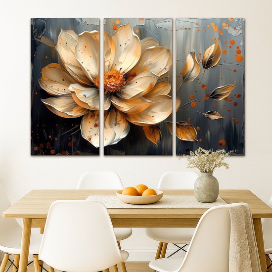 Une peinture triptyque d'une fleur abstraite dorée avec des accents orange sur un fond gris foncé.