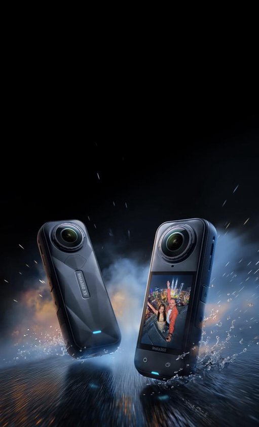 Twee zwarte Insta360 X5 actioncams in de regen met op één camera een stel op een brug.