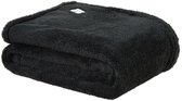 Zwarte, opgevouwen teddy fleece deken. Zachte textuur.