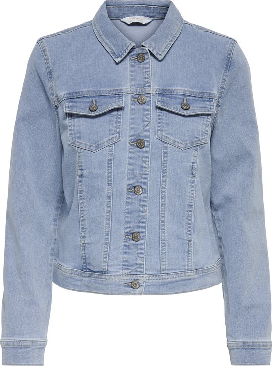 Model in een lichtblauwe spijkerjas met witte top en jeans.