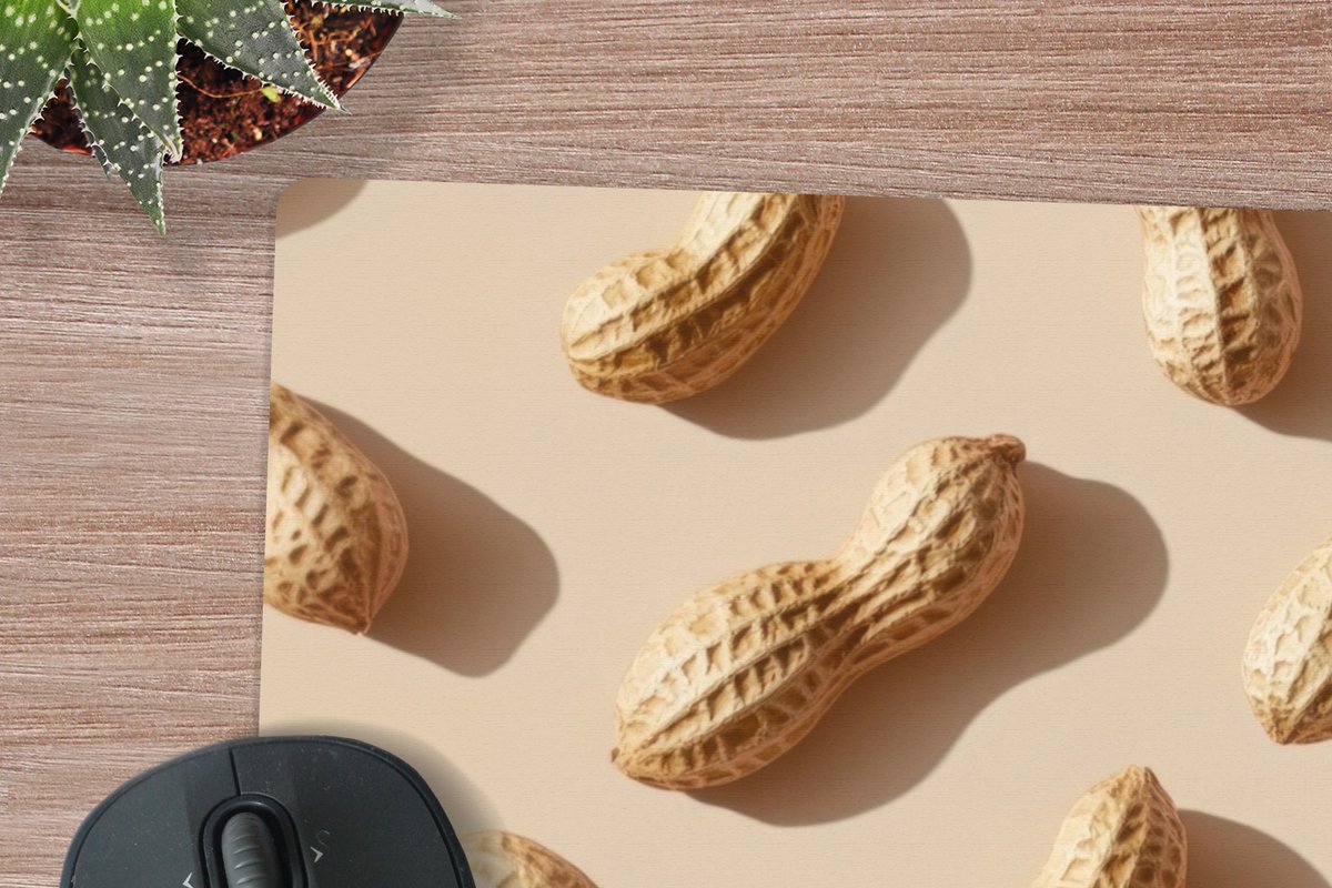 Muismat XXL 80x60 cm - Bureau onderlegger - Bureau mat Pinda's - Patroon - Beige - Bureaumat - Gaming mousepad xl - Bureaulegger groot - Computer deskmat