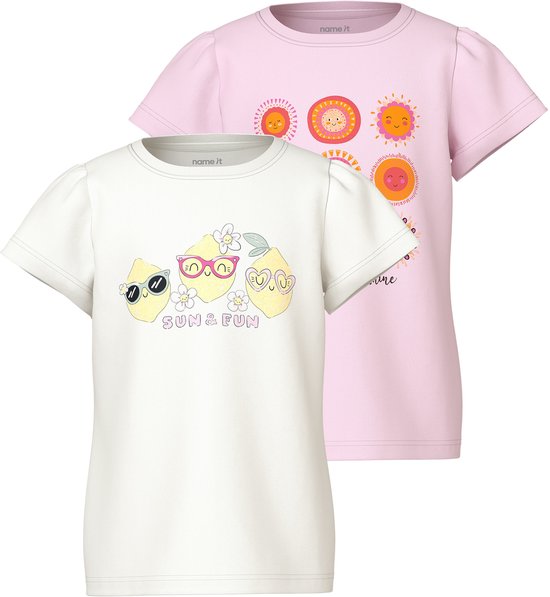 Twee meisjes T-shirts: een lichtroze met zonnetjesprint en een witte met citroenen met zonnebril en de tekst 'sun & fun'.