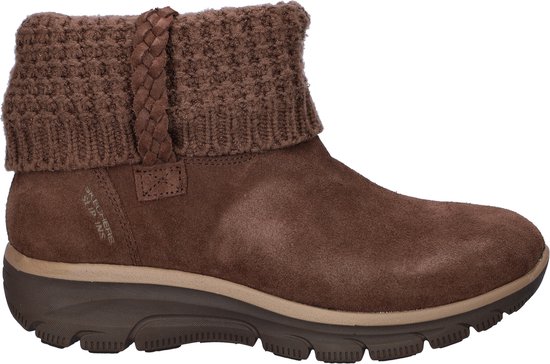 Vue latérale d'une botte Skechers en daim marron avec col tricoté, détail tressé et logo SKECHERS SLIP-INS.