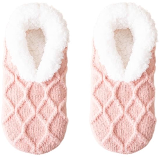 Roze gebreide slofsokken met ruitpatroon en witte fleece voering.