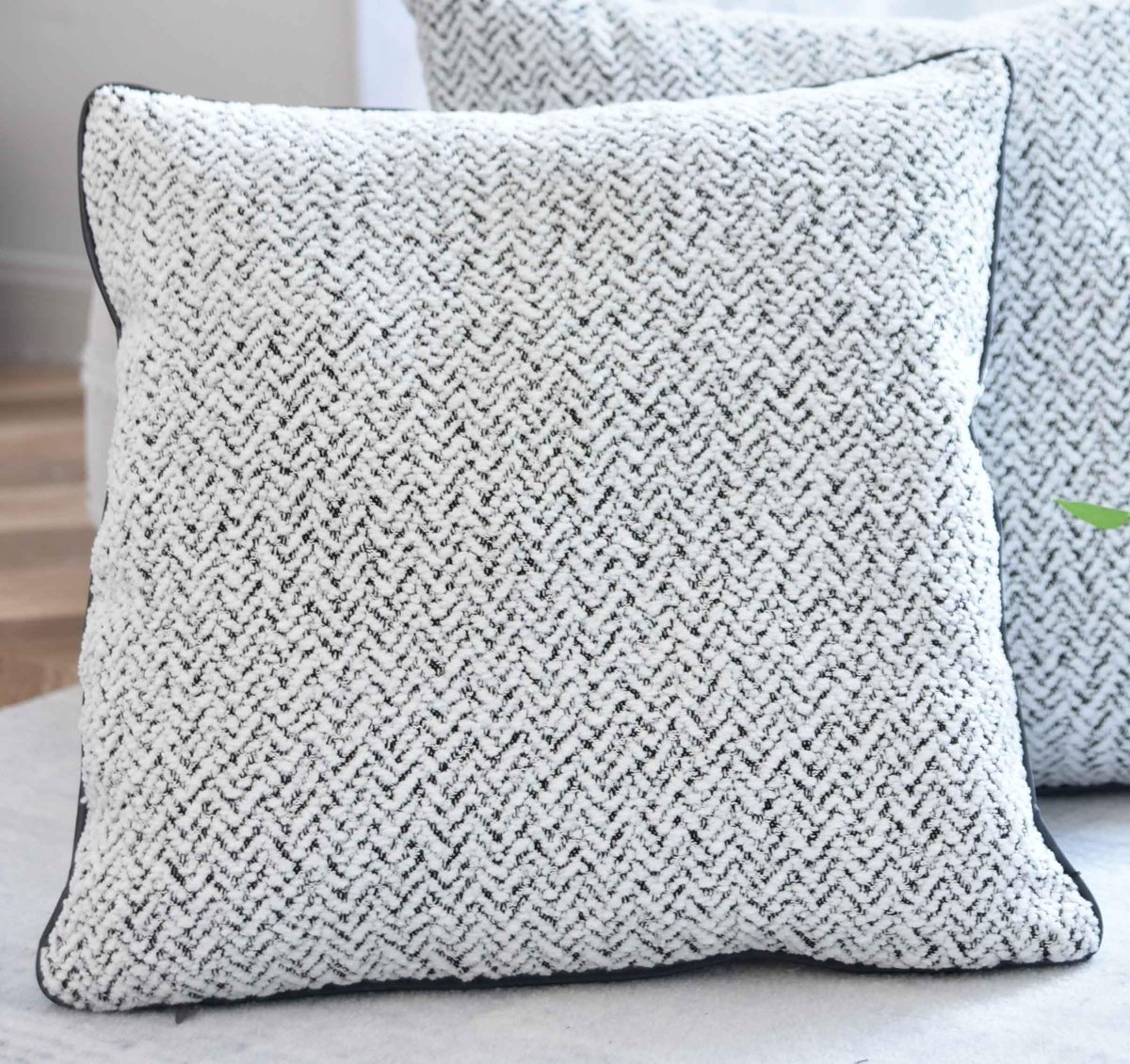 Ibenzoa Stijlvol sierkussen met zachte chenille stof en zwarte bies 40x40 cm wit zwart
