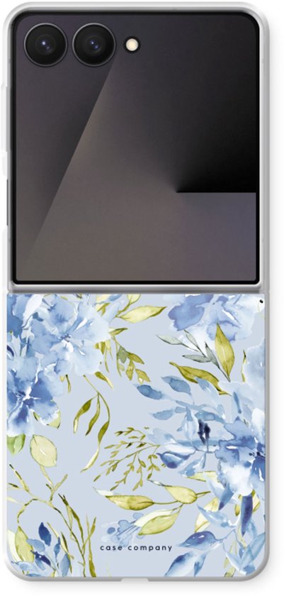 Telefoonhoesje met blauwe aquarel bloemen en groene bladeren op een lichte achtergrond.