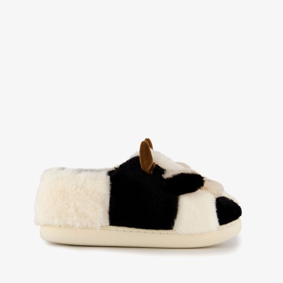 Zijaanzicht van een witte pantoffel met zwarte vlekken en een zachte vacht, met bruine hoorns.