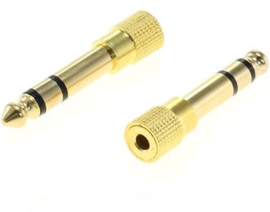 Twee gouden jack adapters: een 6,35mm male naar 3,5mm female en een 3,5mm male naar 6,35mm female