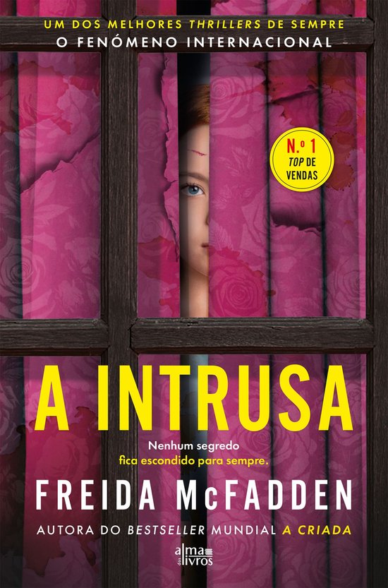 Boek "A Intrusa" met een vrouw die door gordijnen gluurt. "Um dos melhores thrillers de sempre".