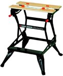 Zwarte Black & Decker Workmate werkbank met houten blad en oranje klemmen.