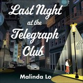 Boekomslag voor "Last Night at the Telegraph Club" van Malinda Lo, met een nachtelijk stadsbeeld van Chinatown met een stel onder een lantaarnpaal.