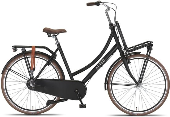 Matzwarte Altec transportfiets met bruin zadel, bruine handvatten en bruine banden. Voorrek en achterdrager.