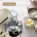 Crème keukenmachine met RVS mengkom, op een aanrecht met bloem, suiker en boter.