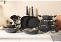 Un comptoir de cuisine avec un ensemble de casseroles, y compris des poêles, des casseroles et des ustensiles.