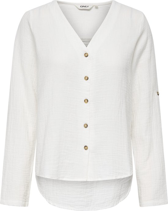Chemise blanche en coton à col en V, boutonnée, manches longues retroussées. Tissu légèrement froissé.