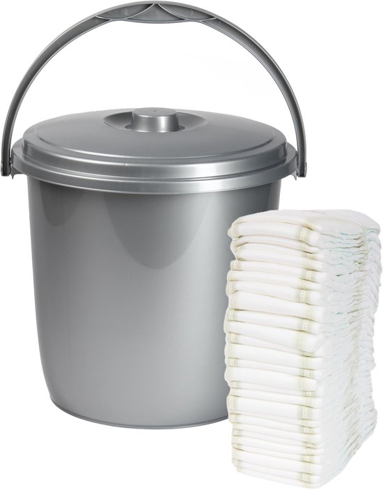 Zilverkleurige emmer met deksel en handvat, naast een stapel witte luiers.