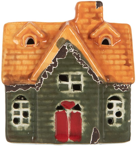 Maisonnette en céramique avec toit de tuiles orange, murs verts et portes rouges. Lumières allumées.