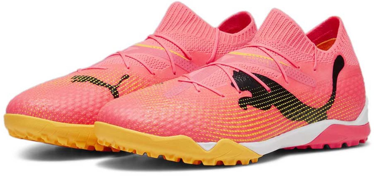 Puma Future 7 Pro Cage voetbalschoenen in roze, EU 44, met adaptieve pasvorm en opvallende zwarte en gele details.