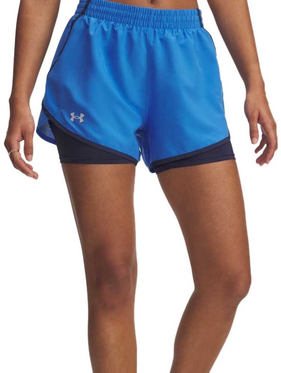Blauwe Under Armour 2-in-1 sportshorts met donkerblauwe binnenbroek en een zilveren logo.