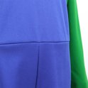 Detail van de blauwe stof met een horizontale naad, deel van een kostuum.