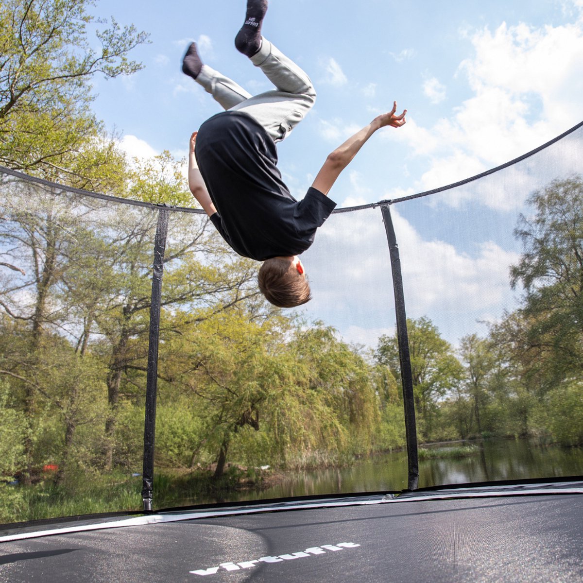 VirtuFit Premium Trampoline met Veiligheidsnet - Ø 305 cm Diameter - Incl. Beschermrand - Extra Veilig - Gratis trap - Water- en UV-bestendig - Max. 150 kg - Voor Kinderen en Volwassenen - Zwart — afbeelding 18