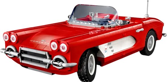 Een rode LEGO Chevrolet Corvette cabriolet met witte zijkanten, transparante voorruit en grijze wielen, gefotografeerd op een witte achtergrond.