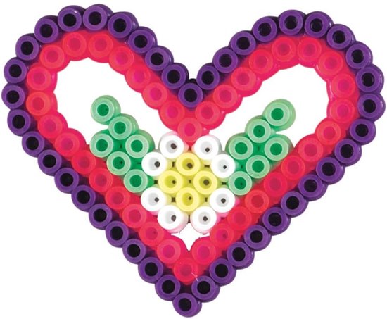 Figure en perles à repasser en forme de cœur avec un motif de fleur, dans les couleurs violet, rouge, rose, vert, blanc et jaune.