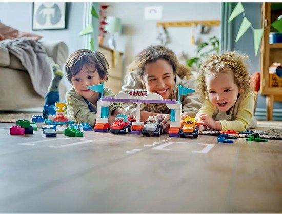 Enfants jouant avec les voitures et pilotes de course équipe F1 LEGO Duplo